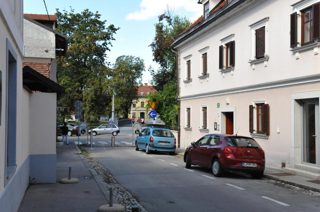 Spacious 2-Bedroom Apartment Zabjak With Ac Tour As Ljubljana Luaran gambar